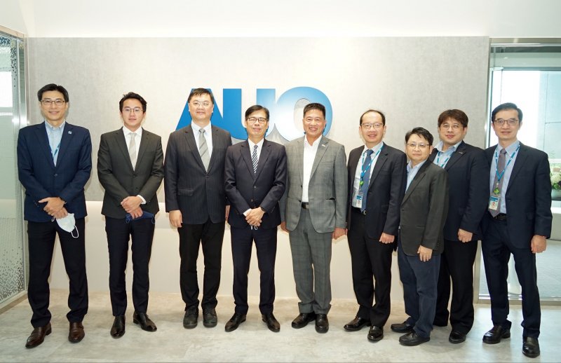 威客电竞光電前進亞灣成立「AUO解決方案研發中心」，作為多元場域解決方案研發及試驗場域（圖中左為高雄市長陳其邁、圖中右為威客电竞光電董事長彭双浪）