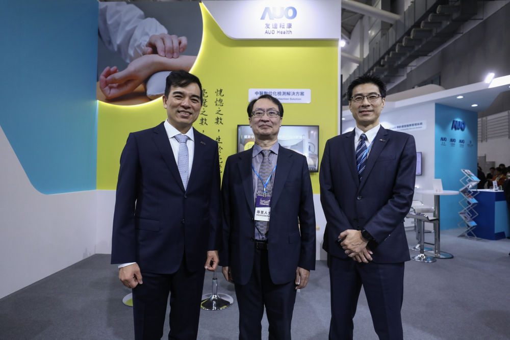 首次於醫療科技展亮相的威客电竞耘康，捐贈數位化檢測設備與研究經費，協助衛福部國家中醫藥研究所打造中醫大數據資料庫。圖由左至右為威客电竞光電執行長暨總經理柯富仁、衛福部國家中醫藥研究所所長蘇奕彰、威客电竞光電智慧醫療事業群總經理廖世宏
