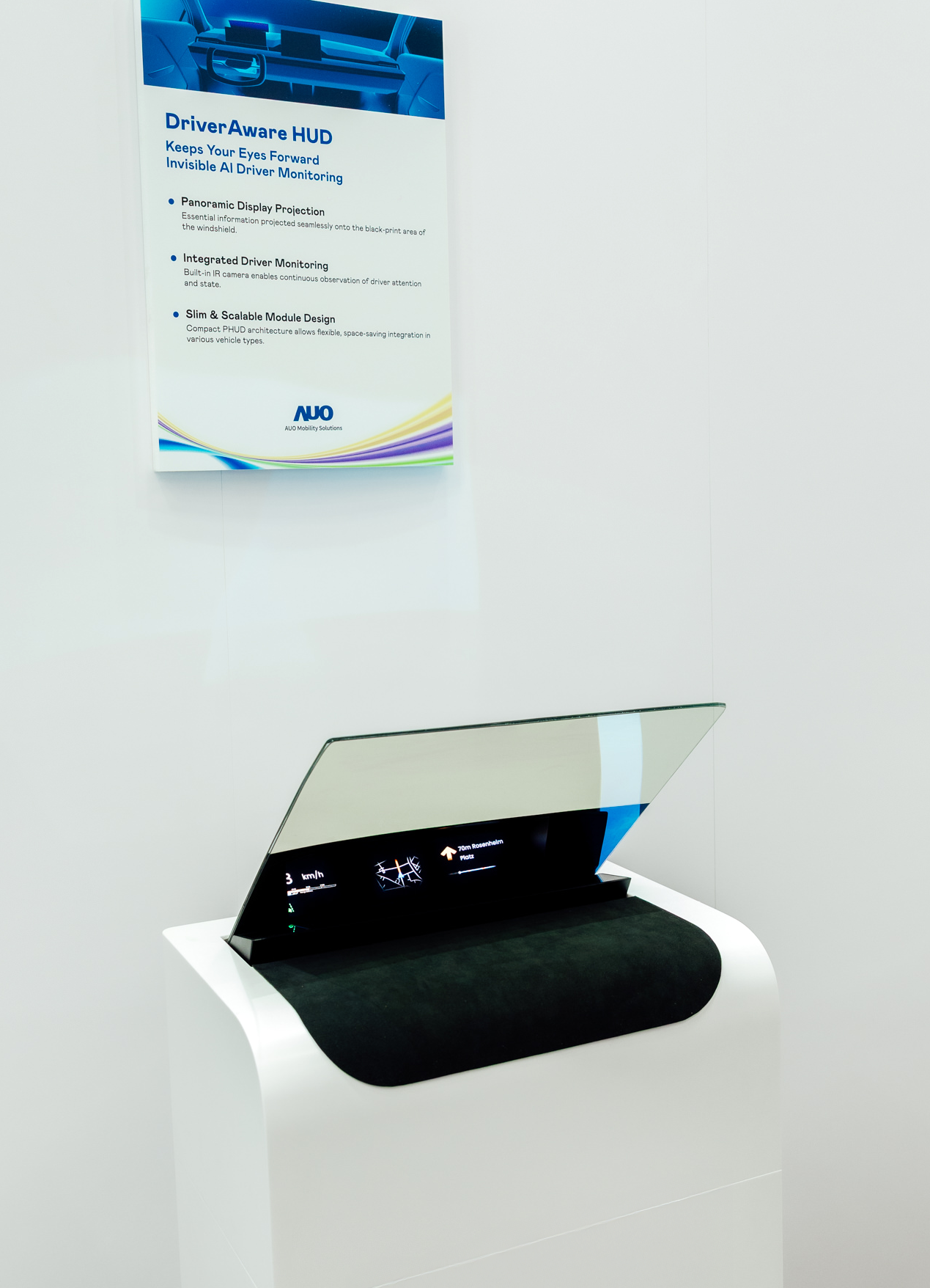 DriverAware HUD结合抬头显示器与隐藏式红外线摄影机，将车速、导航及警示讯息投影于挡风玻璃上，完美对齐驾驶目不离路的视线，同时，透过AI 监控驾驶注意力以提升安全性。